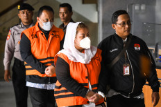 Under investigation: Graft suspects Semarang Mayor Hevearita Gunaryanti Rahayu aka Mbak Ita (second right) and Alwin Basri (second left), chairman of Central Java Legislative Council Commission D overseeing public housing and infrastructure development for the 2019-2024 period, proceed to a press conference room Wednesday, February 19 at the Corruption Eradication Commission’s (KPK) Red and White Building in Jakarta. The KPK detained Mbak Ita and Alwin for their alleged involvement in suspected corruptions, civil servant extortions and graft practices in 2023-2024. 
