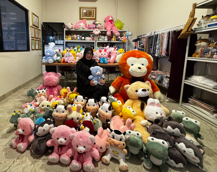 Wiwin Windu Wulan, director of Bless & Grace (Bless Toys), showcasing a variety of products made by Bless Toys