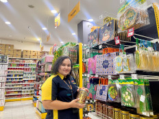 Juniarta, retail manager of a MR. DIY store in Papua, showcases one of the products.