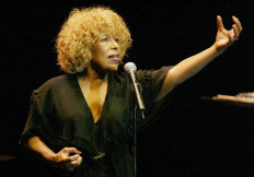 US singer Roberta Flack performs at the 40th Jazzaldia festival in the Spanish northern Basque city of San Sebastian on July 23, 2005. Roberta Flack, the Grammy-winning singer behind the classic “Killing Me Softly With His Song,“ died on February 24, 2025, her publicist said in a statement, without citing a cause. She was 88 years old. 