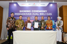 Pupuk Kaltim president director Budi Wahju Soesilo (fourth left) said the signing of the PJBG with Pertamina was one of the strategic steps to ensure gas supply for Pupuk Kaltim's plant. A smooth gas supply is very important as the main raw material for fertilizer production.