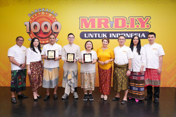 Edwin Cheah, president director MR.D.I.Y. Indonesia (third right) accompanied by management team and Indy Barends, brand ambassador MR.D.I.Y. Indonesia (fourth right), presented an appreciation plaque while introducing the “MR.D.I.Y. Untuk Indonesia” program to its ecosystem, represented by customers Sensen Suryati (middle); Rio Indra Gunawan, head of import & logistics MR.D.I.Y. Indonesia (third left); and Heri Tjoa, sales director PT Porto Indonesia (fourth left). 