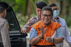 Court postpones Hasto’s pretrial hearings following KPK request