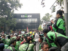 Hundreds of Go-jek drivers hold a demonstration on Monday to protest the bonus system that they say has made it impossible for them to receive bonuses. 