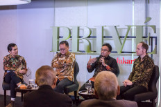 A panel discussion featuring (left to right) The Jakarta Post editor in chief M. Taufiqurrahman, Centre for Strategic and International Studies (CSIS) executive director Yose Rizal Damuri, Bahana Sekuritas head of equity research Satria Sambijantoro and the Post's business editor Mark Lempp, is held during the Post’s Privé Series event on Thursday in Jakarta.