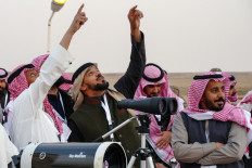 Saudi men look to spot the first crescent of the moon marking the start of the Muslim holy fasting month of Ramadan, in the southern Saudi city of Hautat Sudair, on Feb. 28, 2025. Saudi Arabia and its Gulf neighbours on Feb. 28 announced that the Muslim fasting month of Ramadan would begin on March 1.