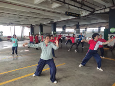 Age-old wisdom: Seniors stay healthy, inside and out