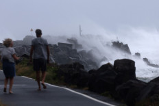 Australia readies as cyclone veers towards eastern coast