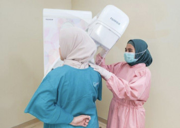 A health worker administers a mammogram during a PT Fujifilm Indonesia corporate social responsibility (CSR) event for early breast cancer detection at MedicElle Clinic in Surabaya, East Java.