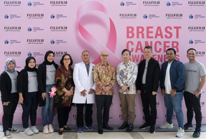 Representatives of PT FUJIFILM Indonesia and Mandaya Royal Hospital Puri in Tangerang, Banten, join hands in offering a free mammogram service and breast cancer education.