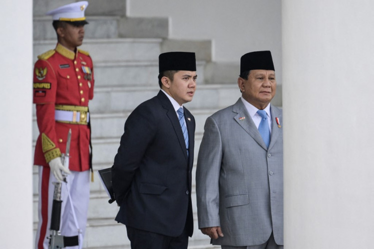 Cabinet Secretary Teddy Indra Wijaya (center) stands next to President Prabowo Subianto (right) as they wait for the arrival of Japanese Prime Minister Shigeru Ishiba at the Bogor Palace in West Java on Jan. 11, 2025. BAY ISMOYO / AFP)