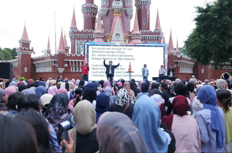Taman Mini Indonesia Indah joined the Right Here festivities with activities on Feb. 1 for CARATS, the name of Seventeen’s fans. They held karaoke sessions, a fun walk and a fountain show.
