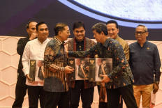 Culture Minister Fadli Zon (front, left) talks with musician Candra Darusman (front, right), and other musicians, during the launch of the “Indonesia Raya“ vinyl record at the Culture Ministry office in Jakarta, on March 9, 2025, held to commemorate National Music Day. (Antara/Muhammad Adimaja)