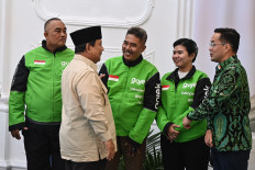 Govt asks Gojek, Grab to give first-ever holiday bonus to drivers