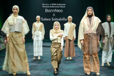 Mod meets heritage: Designer Salwa Salsabilla takes center stage on Feb. 22, during the finale of her show during the Muslim Fashion Festival (MUFFEST) + Road to IN2MOTIONFEST 2025 at the Jakarta Convention Center. Known for blending modern aesthetics with Indonesia’s heritage, Salwa’s latest collection features Japanese-inspired streetwear made from Kalimantan textiles.