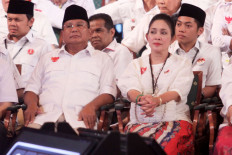 Presidential candidate Prabowo Subianto (second left) sits beside former wife Titiek Soeharto during an election debate event in Jakarta on June 29, 2014.