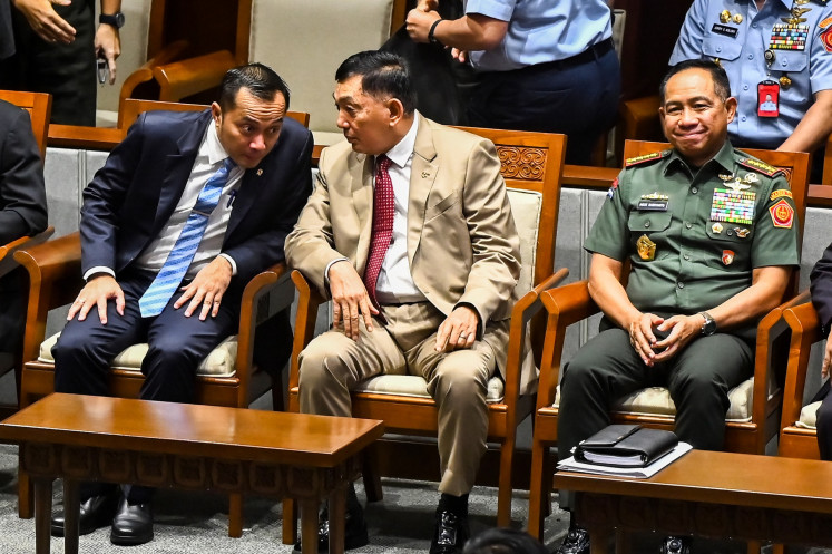 Defense Minister Sjafrie Sjamsoeddin (center) speaks with State Secretary Prasetyo Hadi (left) as Indonesian Military (TNI) commander Gen. Agus Subiyanto looks on during the House of Representatives’ plenary session on March 20, 2025, when lawmakers passed a revision to the 2004 TNI Law at the Senayan legislative complex in Jakarta.