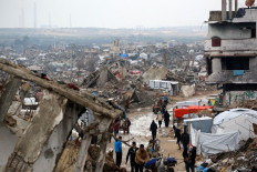 Palestinians flee Beit Lahia with their belongings on March 21 in the northern Gaza Strip.