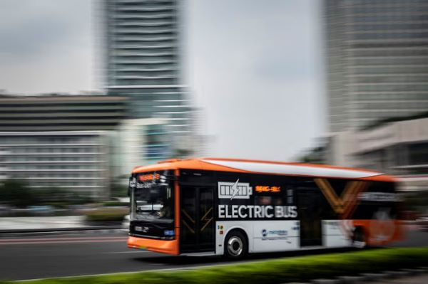 Electric fleet: A Transjakarta electric bus drives past Hotel Indonesia traffic circle on Aug. 20, 2022, in Central Jakarta. The Jakarta government has pledged to electrify 10,000 public buses by 2030 as part of the city’s emission reduction campaign.