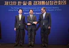 South Korea's Trade, Industry and Energy Minister Ahn Duk-geun (center) poses for a photo with Japan's Economy, Trade and Industry Minister Yoji Muto (left) and China's Commerce Minister Wang Wentao (right) during the 13th Trilateral Economic and Trade Ministers' Meeting in Seoul on March 30, 2025.