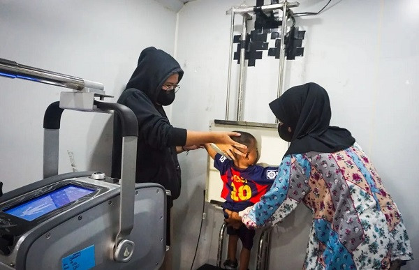 Health workers administer a chest X-ray to a toddler on Feb. 22, 2025 at a community health center (Puskesmas) in Balikpapan, East Kalimantan, under a free TB screening program provided by the city’s health agency.