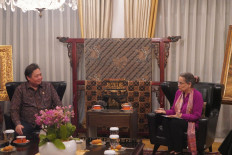 Coordinating Economic Minister Airlangga Hartarto (left) speaks with United States Ambassador to Indonesia Kamala S. Lakhdhir at his Central Jakarta office on April 10, 2025.