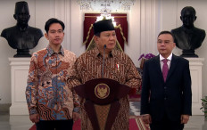 President Prabowo Subianto (center) is accompanied by Vice President Gibran Rakabuming Raka (left) and Gerindra party executive and House Deputy Speaker Sufmi Dasco Ahmad (right) during the announcement of  Red-and-White Cabinet members in Jakarta on Oct. 20, 2024.