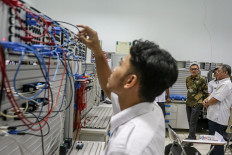 Migrant Workers Protection Minister Abdul Kadir Karding (second right) watches a trainee operate a pneumatic machine at the Surakarta Vocational Training and Productivity Center in Central Java on April 14. The center has 12 programs providing training for the general public, including those who are interested in working abroad as Indonesian migrant workers.