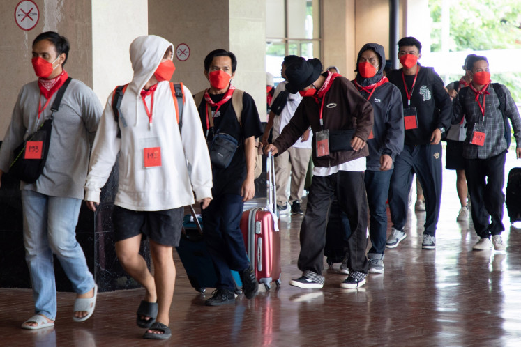 A group of repatriates from among 554 Indonesians rescued from online scam centers in Myawaddy, Myanmar, prepares to board a bus on March 18, 2025, upon their arrival at Soekarno Hatta International Airport in Tangerang, Banten.