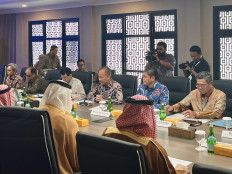 Ready to invest: Industry Minister Agus Gumiwang Kartasasmita welcomes Saudi Arabia Industry and Mineral Resources Minister Bandar Al-Khorayef and his delegation on Wednesday at his office in Tulodong, South Jakarta.