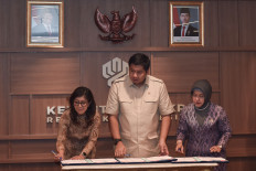 Communications and Digital Minister Meutya Hafid (left), Public Housing and Settlements Minister Maruarar Sirait (center) and Statistics Indonesia (BPS) head Amalia Adininggar Widyasanti attend a joint signing ceremony at the housing ministry in Central Jakarta on April 8, 2025, to sign a memorandum of understanding on the media workers housing subsidy scheme.