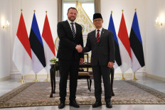 Foreign Minister Sugiono (right) shakes hands with Estonian Foreign Minister Margus Tsahkna before a bilateral meeting in Jakarta on April 23. The meeting aims to strengthen bilateral relations between the two countries and explore opportunities for cooperation in the fields of trade and digitalization.