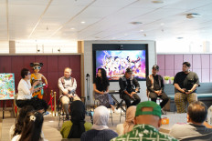 Tales of the Archipelago: People behind 'Pagelaran Sabang Merauke: The Indonesian Broadway', a locally-produced cultural performance, such as iForte president director Ferdinandus Aming Santoso (second left) as well as the show’s executive producer Silvi Liswanda (third left), director Rusmedie Agus (third right), choreographer Pulung Jati Ronggo Murti (second right) and fashion designer Ivan Gunawan (right) attend a press conference on Tuesday in Jakarta.