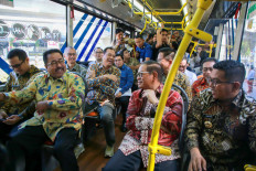 Jakarta Governor Pramono Anung (second right) and his deputy Rano Karno (second left), along with Banten Governor Andra Soni (right), test the new Transjabodetabek route connecting Blok M in South Jakarta and Alam Sutera in Tangerang, on April 24.
