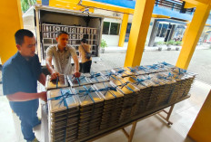 Ready-to-eat: Workers unload lunch boxes from a van on Jan. 6, 2025, the first day of the free meals program, at a high school in Sidoarjo regency, East Java. (JP/Wahyoe Boediwardhana)