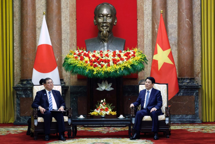 Vietnam's President Luong Cuong (right) and Japan's Prime Minister Shigeru Ishiba (left) hold a meeting at the Presidential Palace in Hanoi on April 28, 2025. 