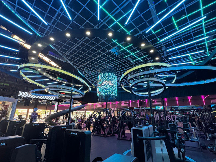 With bright neon lights and an eye-catching spiral swing, FTL’s Kemanggisan branch has a more youthful, energetic spin.