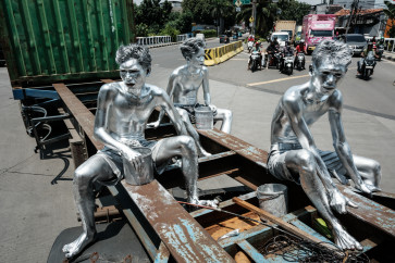 Indonesia's silvermen beg to make ends meet