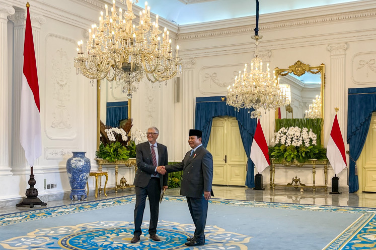 Developing new partnerships: President Prabowo Subianto shakes hands with Microsoft cofounder and philanthropist Bill Gates on Wednesday before a meeting at the State Palace in Jakarta. In the meeting, Gates was offered an advisory role in Indonesia’s sovereign wealth fund Danantara.