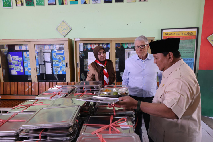 President Prabowo Subianto (right) and Microsoft cofounder and philanthropist Bill Gates (center) inspect the lunch menu at an elementary school in East Jakarta on May 7, 2025.