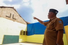 Critical repairs: Sleman Regent Harda Kiswaya inspects a classroom on May 4 at Kledokan elementary school where a section of the roof had collapsed after heavy rain.