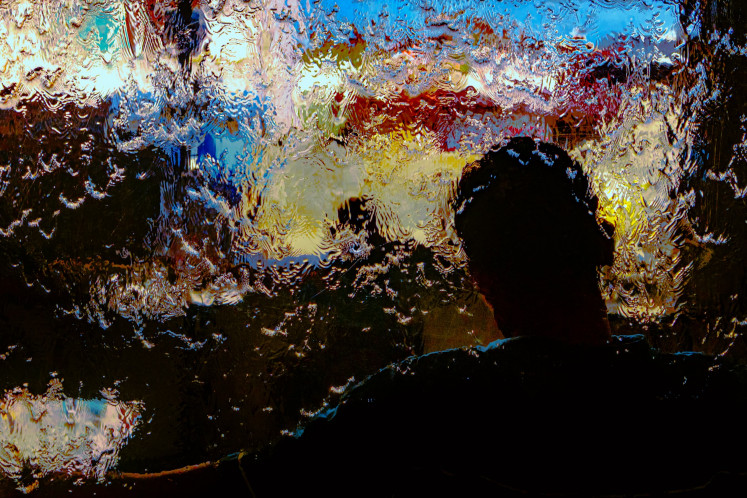 Pikiran: Dunia batin Pikiran oleh fotografer Indonesia Fiona Gozali memvisualisasikan kondisi mental, menggambarkan bagaimana dia menemukan penghiburan melalui kamera sebagai cara mengekspresikan perjuangannya dengan kesehatan. Atas perkenan Fiona Gozali