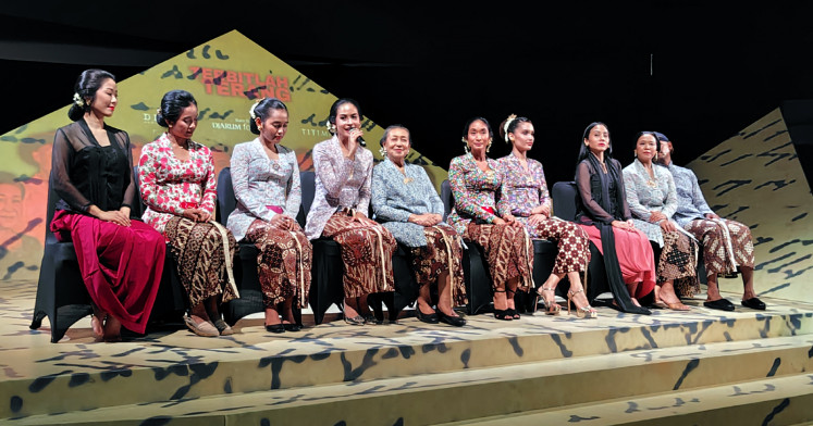 Feminine feats: Actress and activist Maudy Ayunda speaks at a press conference following her performance in Terbitlah Terang: Pembacaan Surat dan Gagasan Kartini on April 21, Kartini Day, in Jakarta. Seated alongside Maudy were actresses Ratna Riantiaro (fifth left), Happy Salma (fifth right) and Cinta Laura (fourth right).