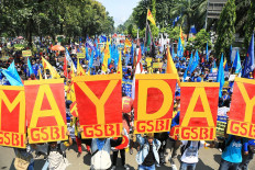 Laboring in the street: Workers participate in a May Day rally in Jakarta on Tuesday. They demanded a raise in the minimum wage and the abolishment of outsourcing. 