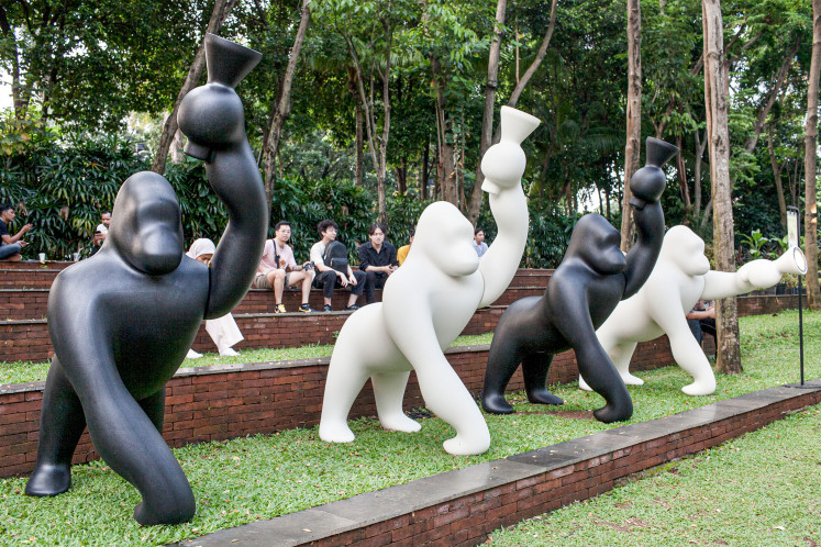 The gorilla-shaped floor lamps Kong by outdoor furniture label LUAR light up the evening.