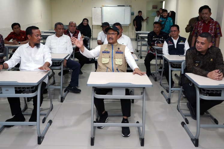 Social Affairs Minister Saifullah Yusuf (center) talks with South Sulawesi Governor Andi Sudirman Sualiman (left) and Makassar Mayor Munafri Arifuddin (right) when inspecting a potential location for Sekolah Rakyat (community school) in Makassar, South Sulawesi on May. 8, 2025. 