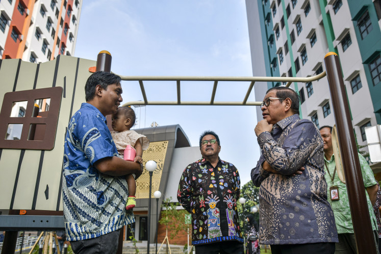 Jakarta Governor Pramono Anung (right) and his deputy, Rano Karno (center), talk with a prospective tenant of low-cost rental apartments (rusunawa) Jagakarsa in South Jakarta on May 8, 2025.