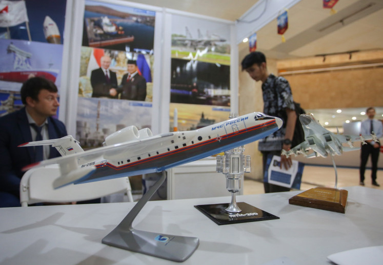 A visitor checks out a model of a fighter jet manufactured by a Russian company during a defense technology exhibition at the BJ Habibie Science and Technology Complex in South Tangerang, Banten, on April 21. Representatives from Russia, China, India and other countries participate in the exhibition organized by the National Research and Innovation Agency (BRIN) and the Defense Ministry to showcase innovation and research in the defense sector.