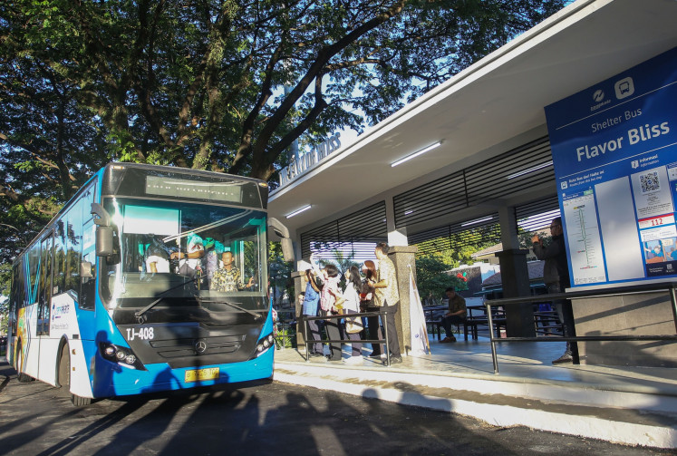 Tackling congestion: A Transjakarta bus leaves the Flavor Bliss shelter in Serpong, South Tangerang, Banten, on April 24 after the launching event for the Transjabodetabek bus service's new route between Alam Sutera township and Blok M, South Jakarta. The Jakarta administration worked with the Banten administration to open the Alam Sutera-Blok M route in a bid to address the city's perennial traffic problem.