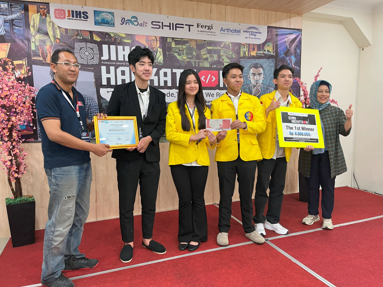 Leading the pack: The triumphant Winnovate team from University of Indonesia is proudly flanked by Jakarta International Polytechnic's Cyber Security Department head Ervan Widyanto (left) and COMSNETS representative in Indonesia Ade Melita (right) on April 26 after winning the JIHS Hackathon 2025, in Jakarta.